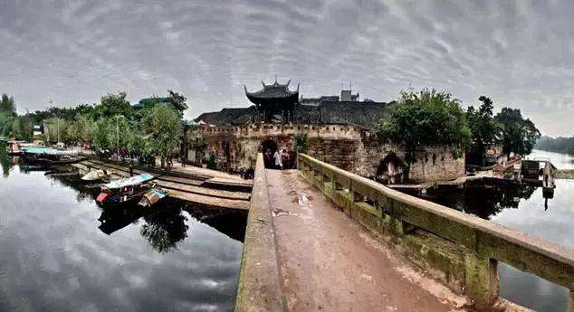 2023年轻人羽绒服报告:月薪2万最爱优衣库,买不起加拿大鹅